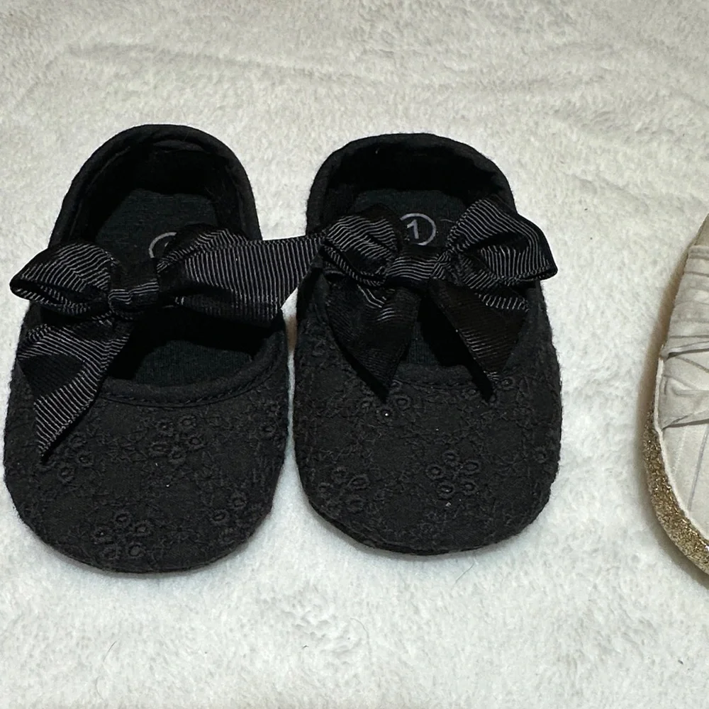 Lot of baby girls Mary jane style crib shoes 3/6mo